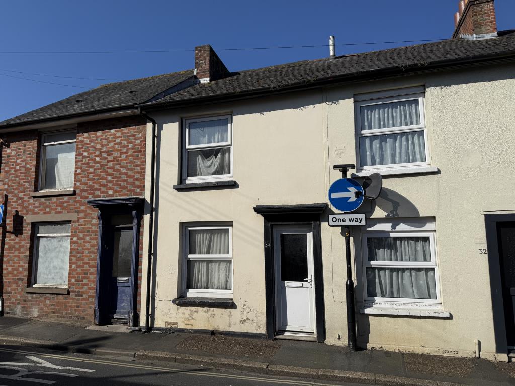 Lot: 158 - TERRACE HOUSE FOR IMPROVEMENT - Mid terrace house rendered and painted